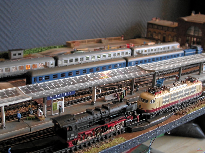 056 E03 schleppt BR 50 ab (2).JPG - Trainspotting: seltsam, woher nimmt die E-Lok ihren Strom?